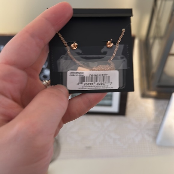 Rose gold Flower earrings and necklace - Picture 2 of 3